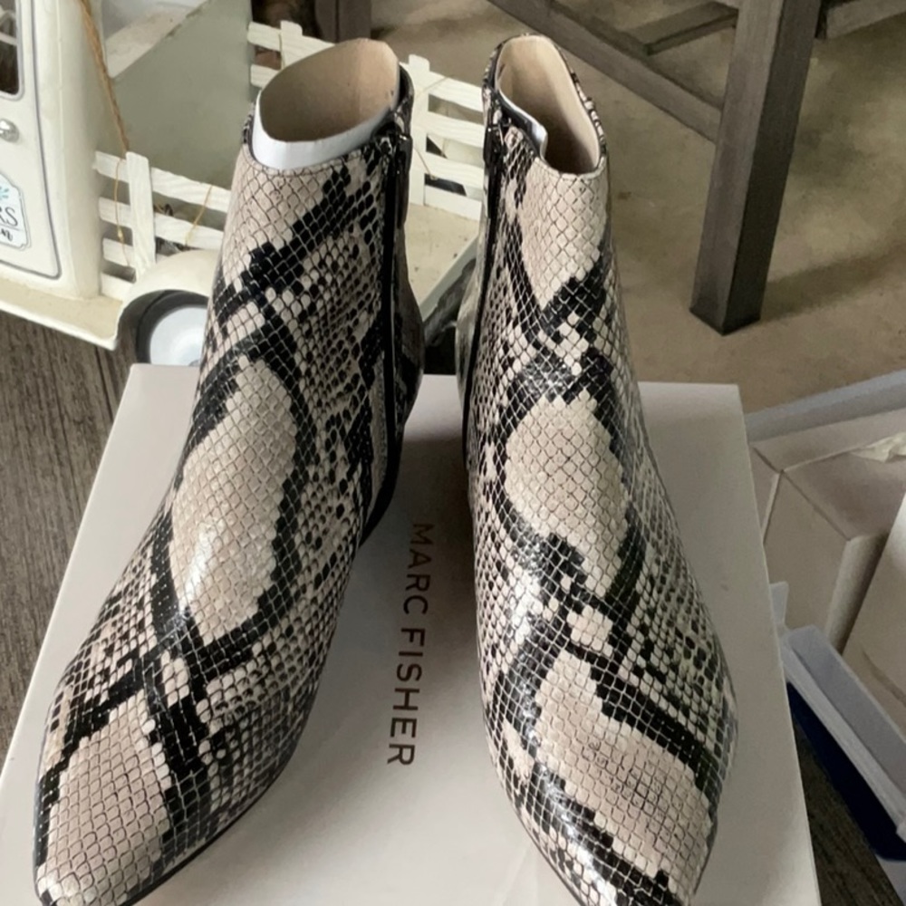 Marc Fisher Tammea2 leather ankle booties